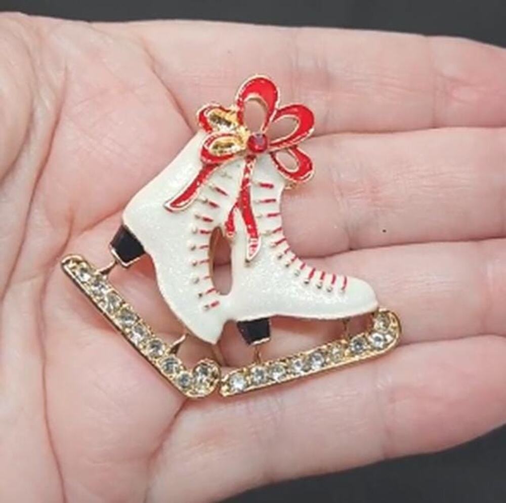 Old Fashioned Ice Skates Christmas Brooch Winter White Enamel Rhinestones